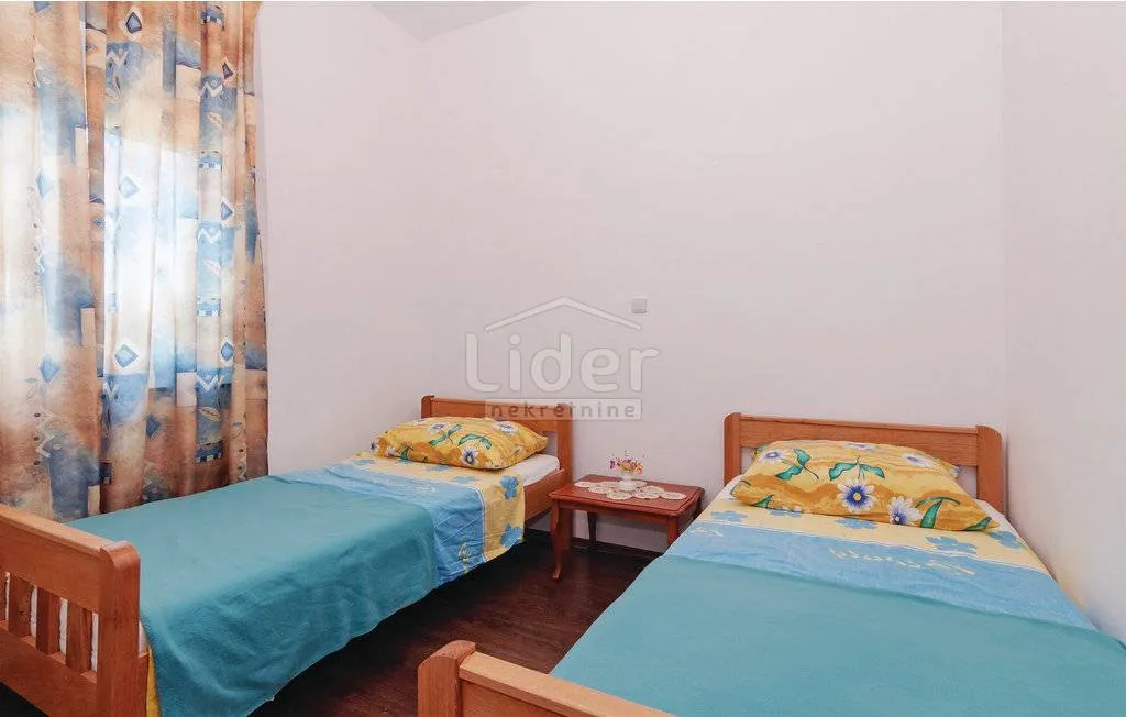 kuća sa 6 apartmana prvi red do mora - slika 18