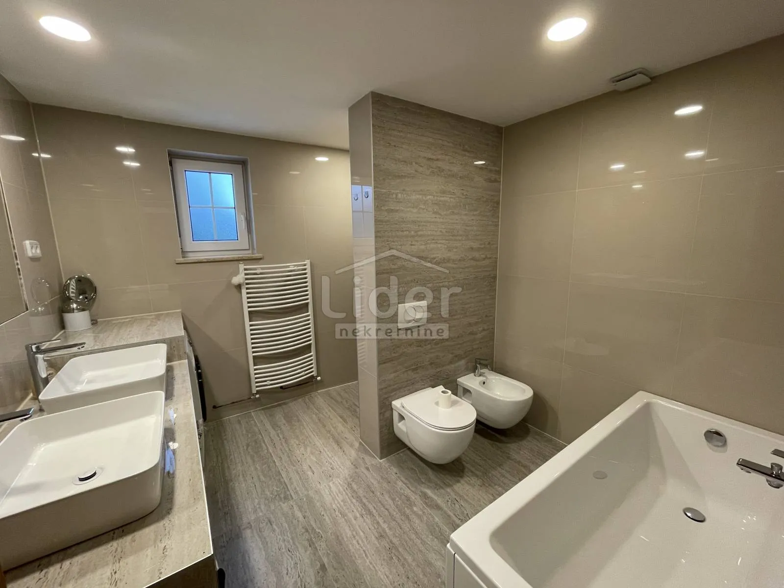 apartmanska kuća na traženoj lokaciji - slika 16