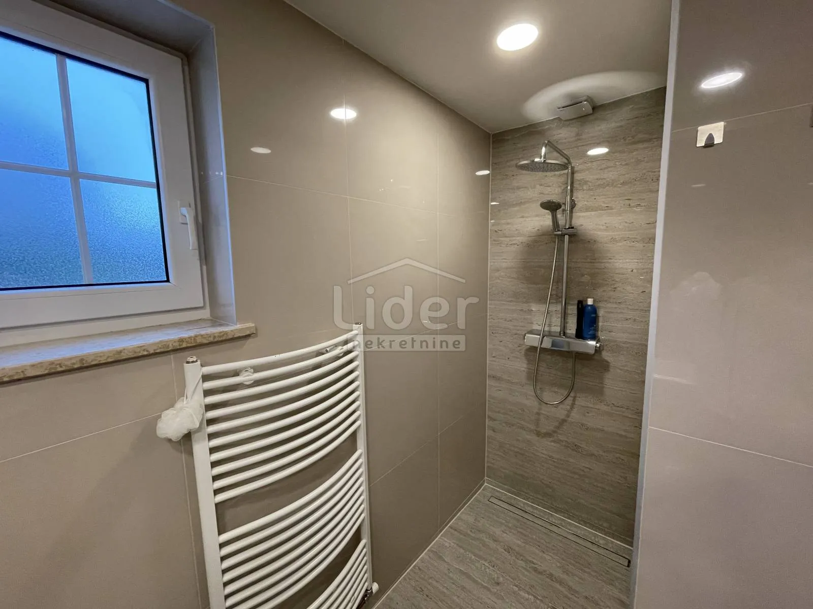 apartmanska kuća na traženoj lokaciji - slika 17