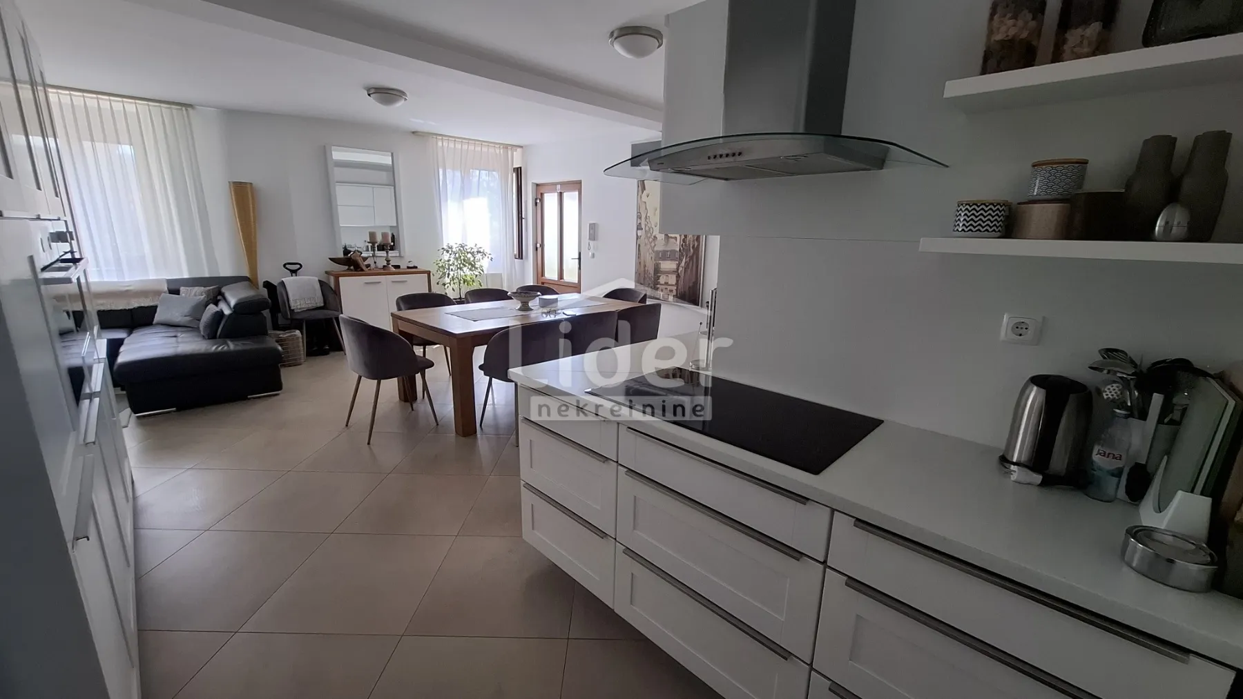 crikvenica-prostran stan s dodatnim apartmanom - slika 15