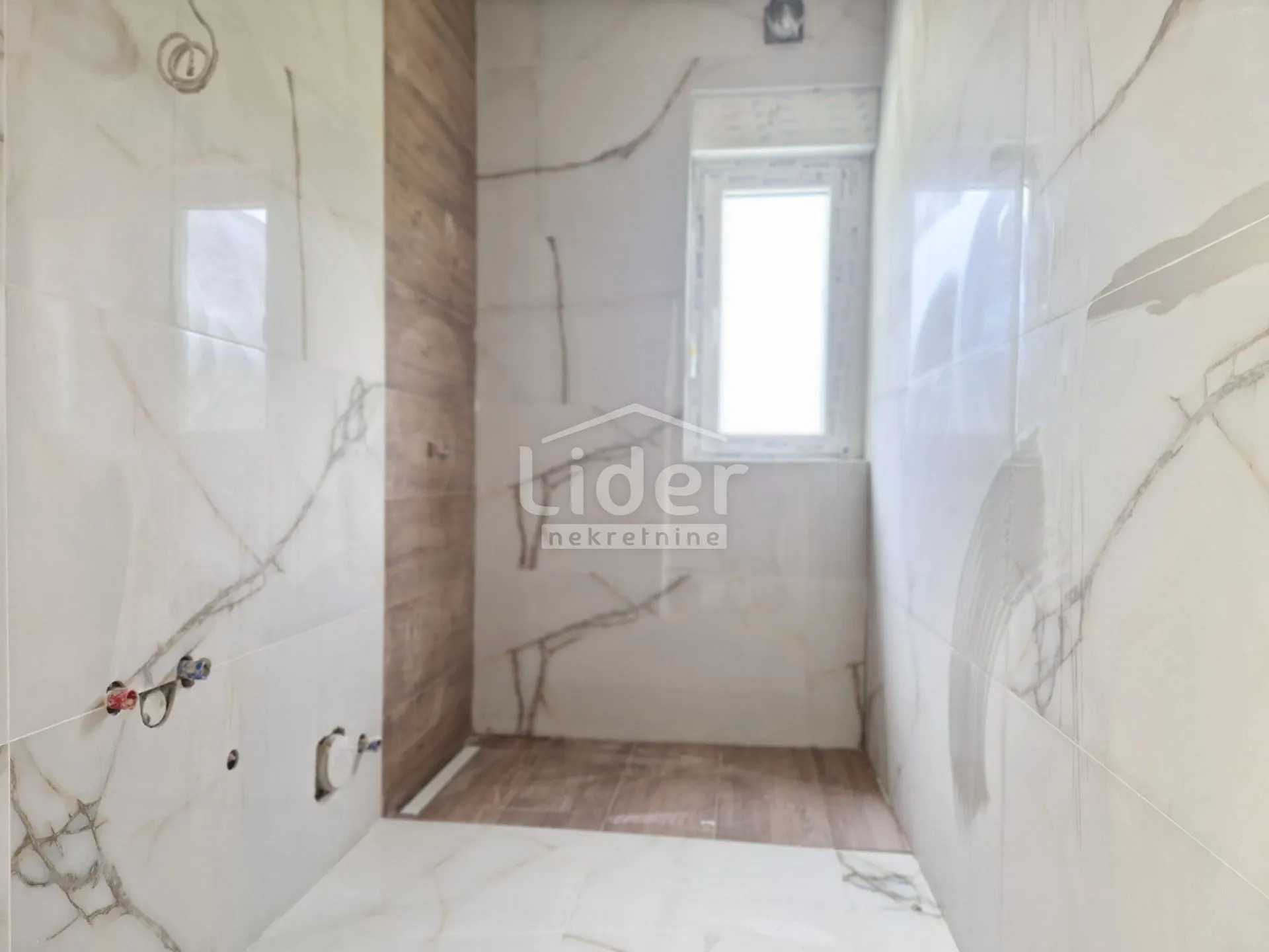 apartman u palitu sa velikom krovnom terasom - slika 24