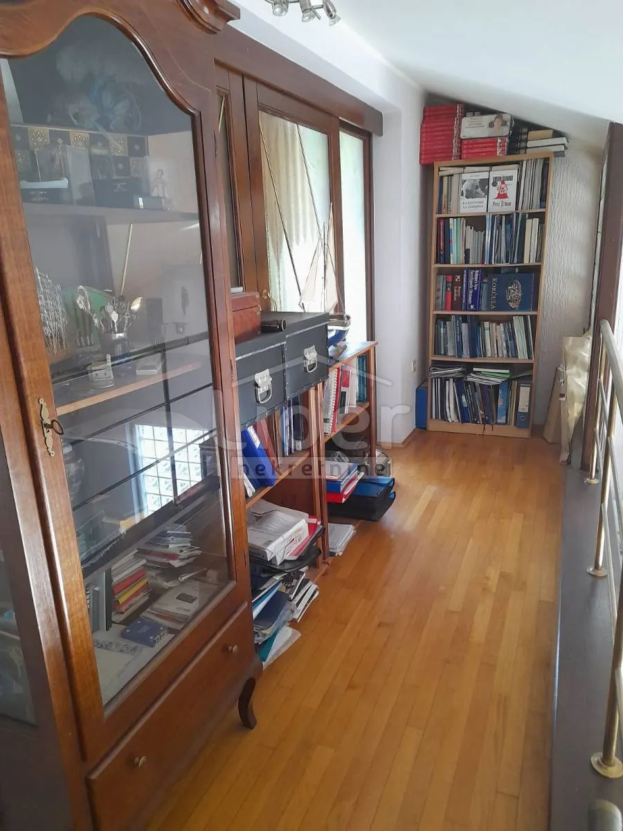 kuća sa bazenom i predivnom okućnicom - slika 20