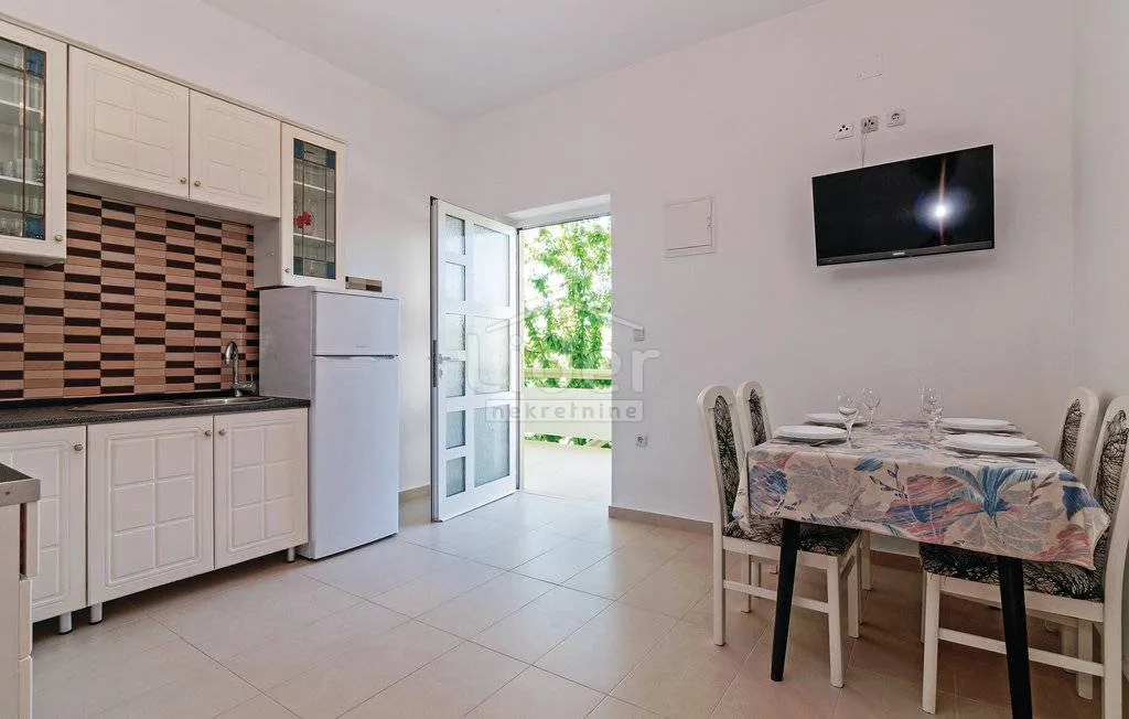 kuća sa 6 apartmana prvi red do mora - slika 19