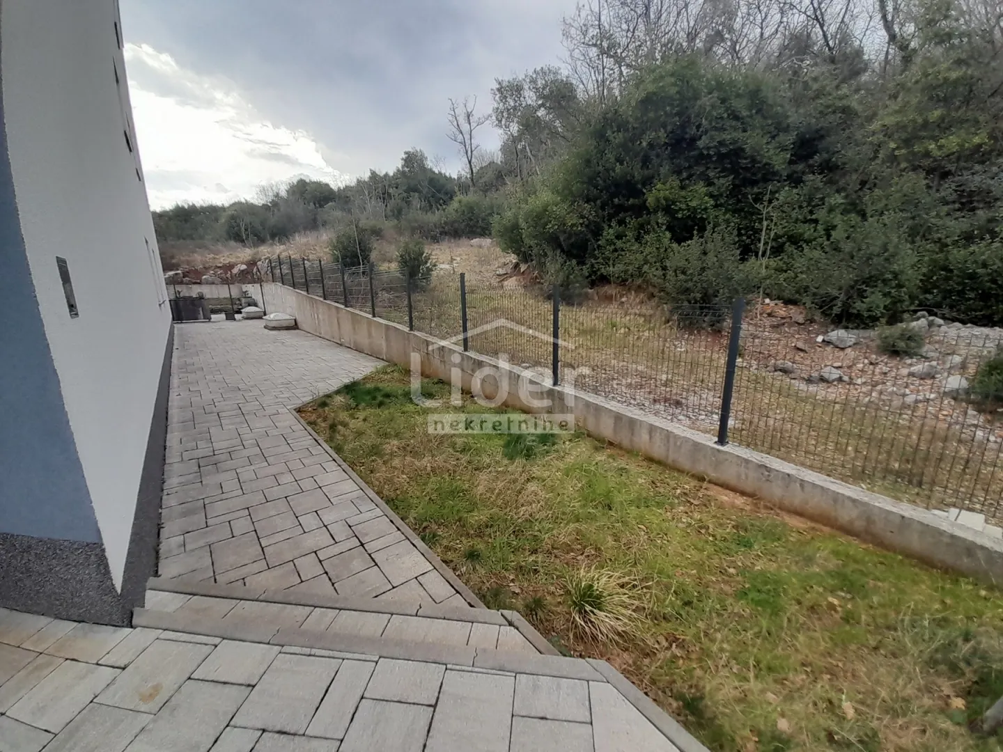 opatija stan 158m2 + 298m2 okućnice+ garaža - slika 28