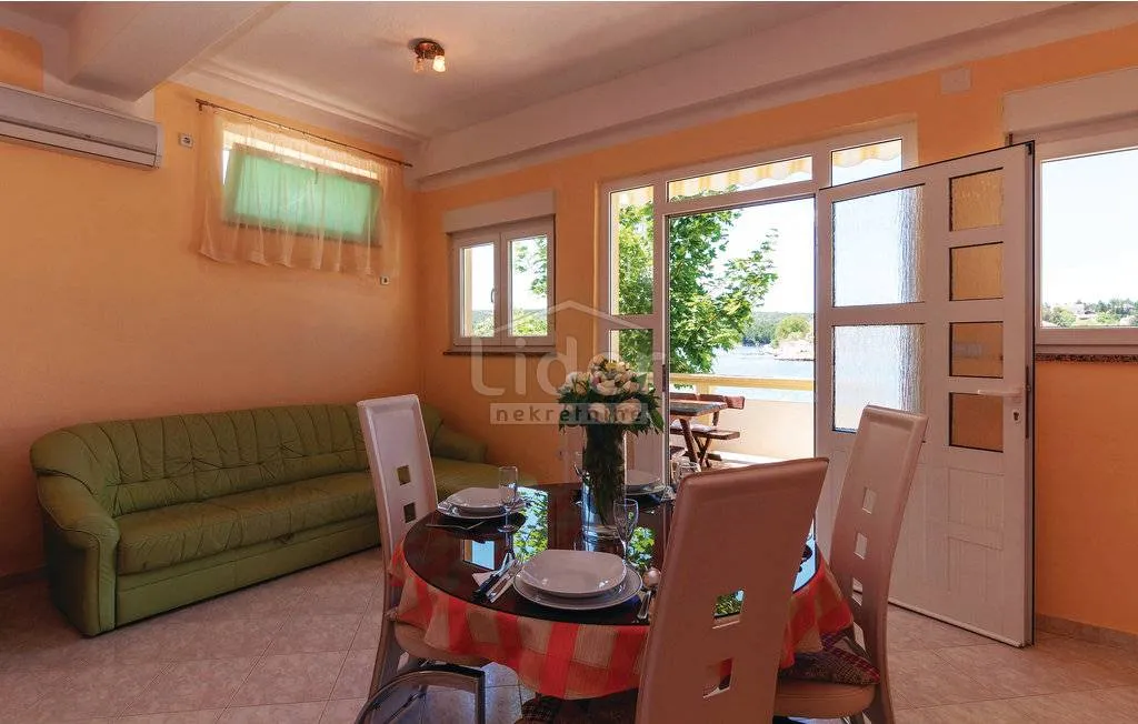 kuća sa 6 apartmana prvi red do mora - slika 10