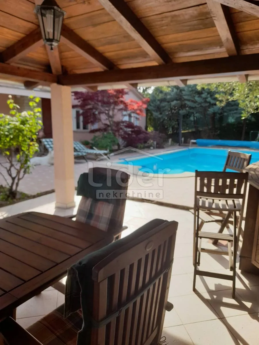kuća sa bazenom i predivnom okućnicom - slika 36