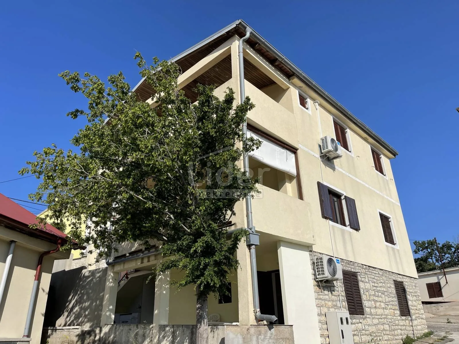 donji karin, kuću sa 5 apartmana prodajemo - slika 3