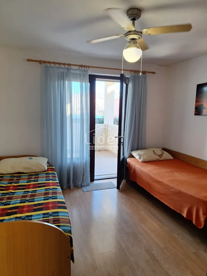 dvojna kuća u pagu, 100m2- dva apartmana, 300m od mora - slika 17