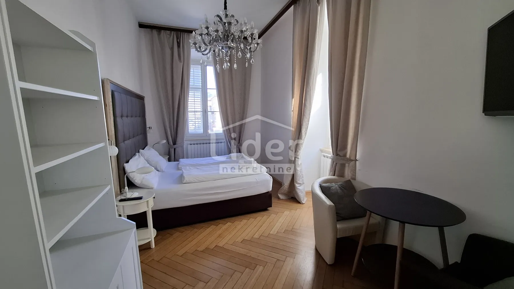 centar - 2 studio apartmana - slika 21