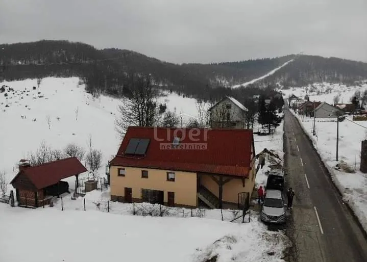 Mrkopalj, Samostojeća Kuća S Okućnicom