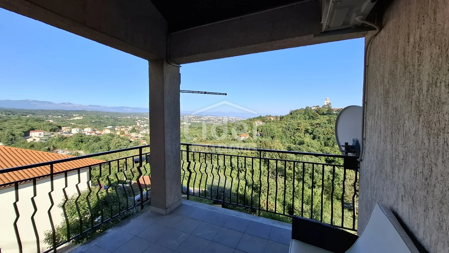 samostojeća kuća sa tri stana - slika 1