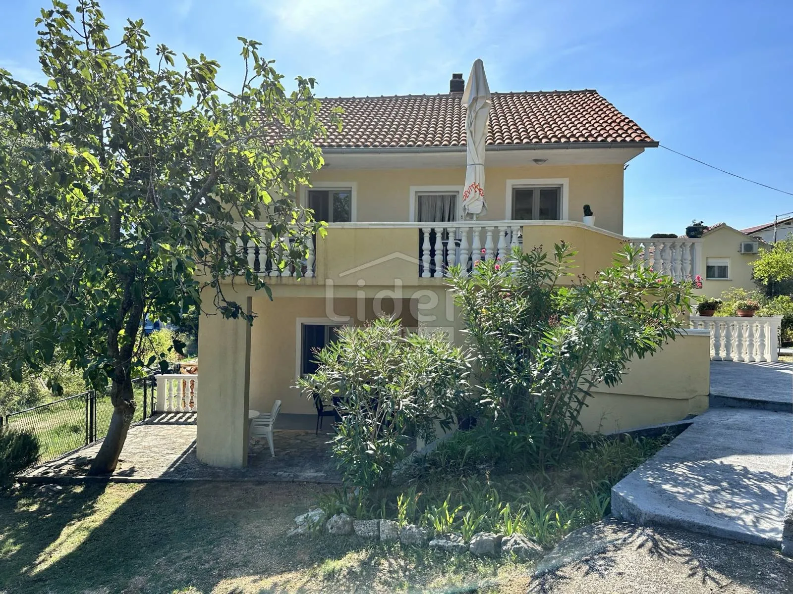 samostojeću kuću u prvom redu do mora prodajemo - slika 27