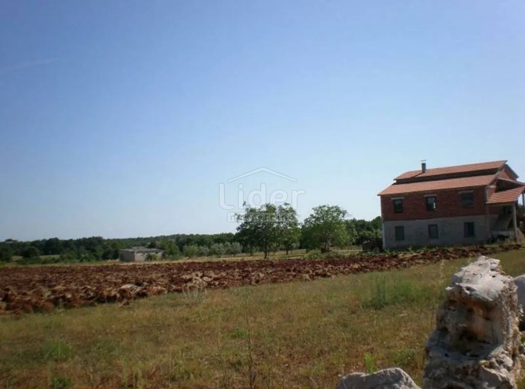 višnjan okolica, građevinsko zemljište 8.270m2 - slika 2
