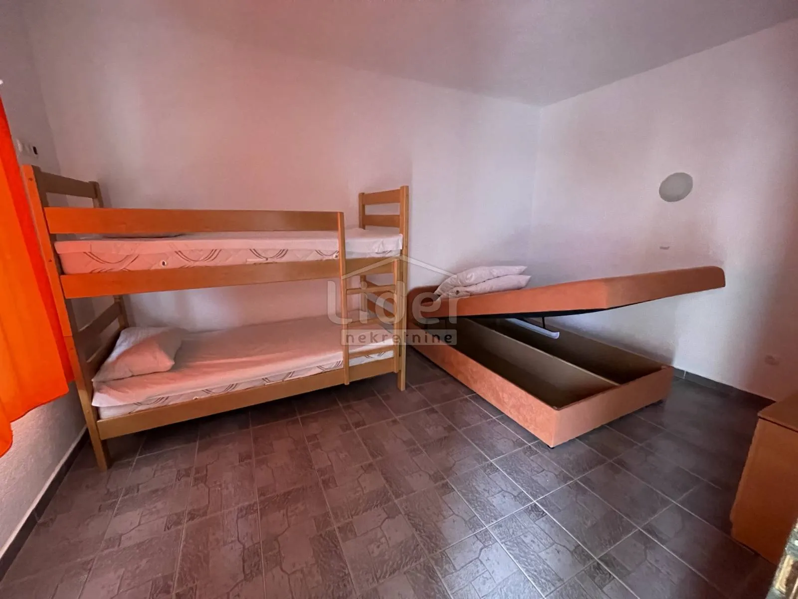 kuća sa 6 apartmana i pogledom na more - slika 12