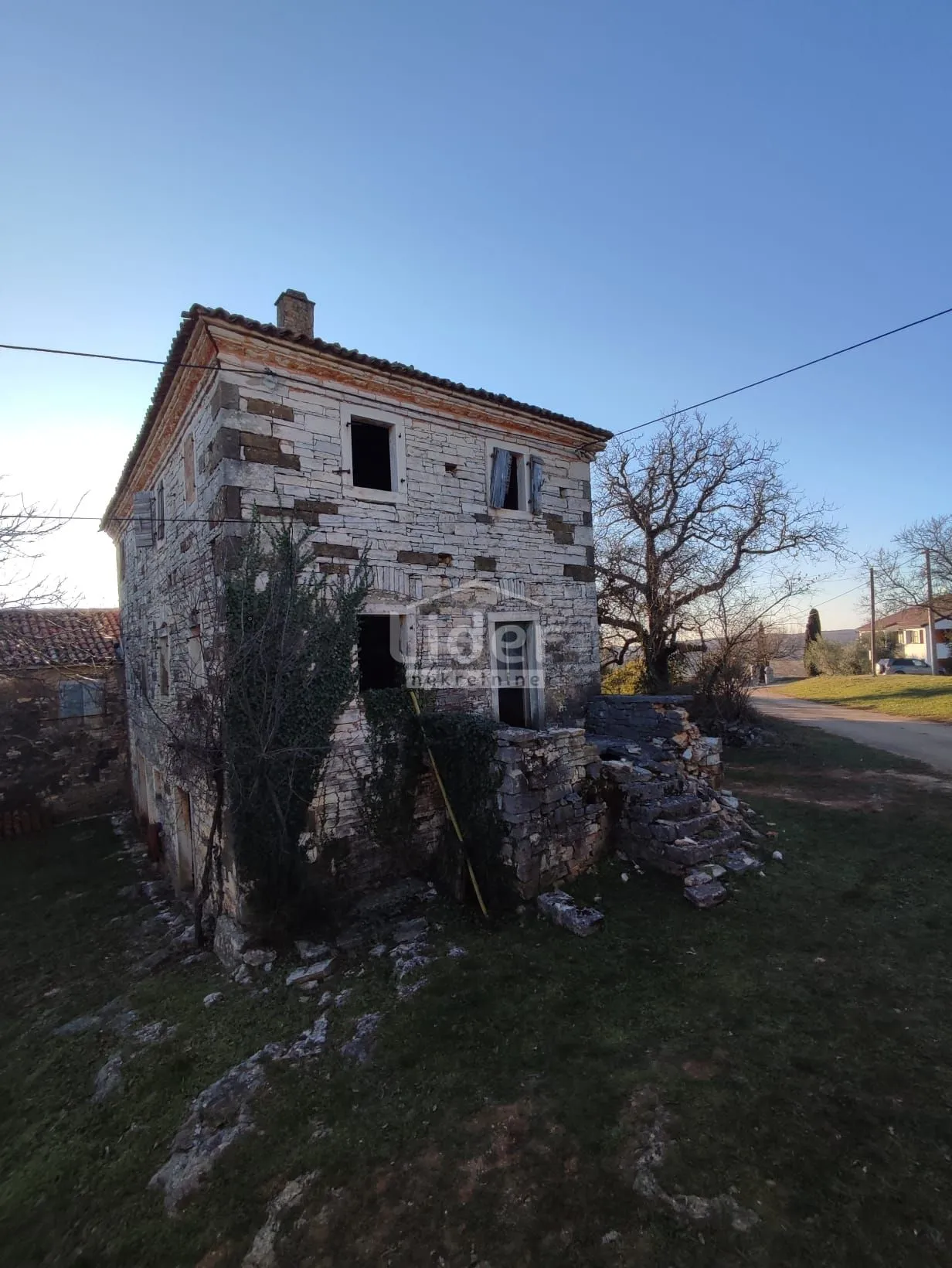 tri nekretnine: kuća, kuća za adaptaciju i zemljište u istarskoj toskani! - slika 7