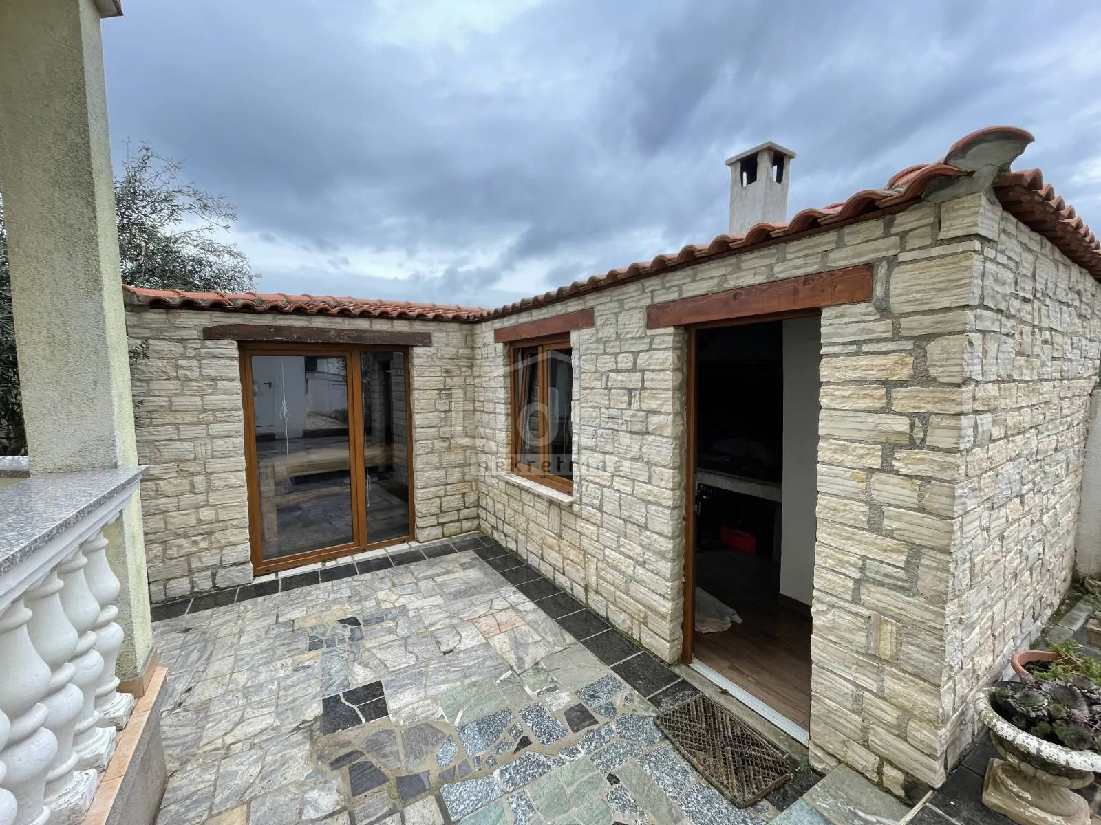 apartmanska kuća na traženoj lokaciji - slika 5