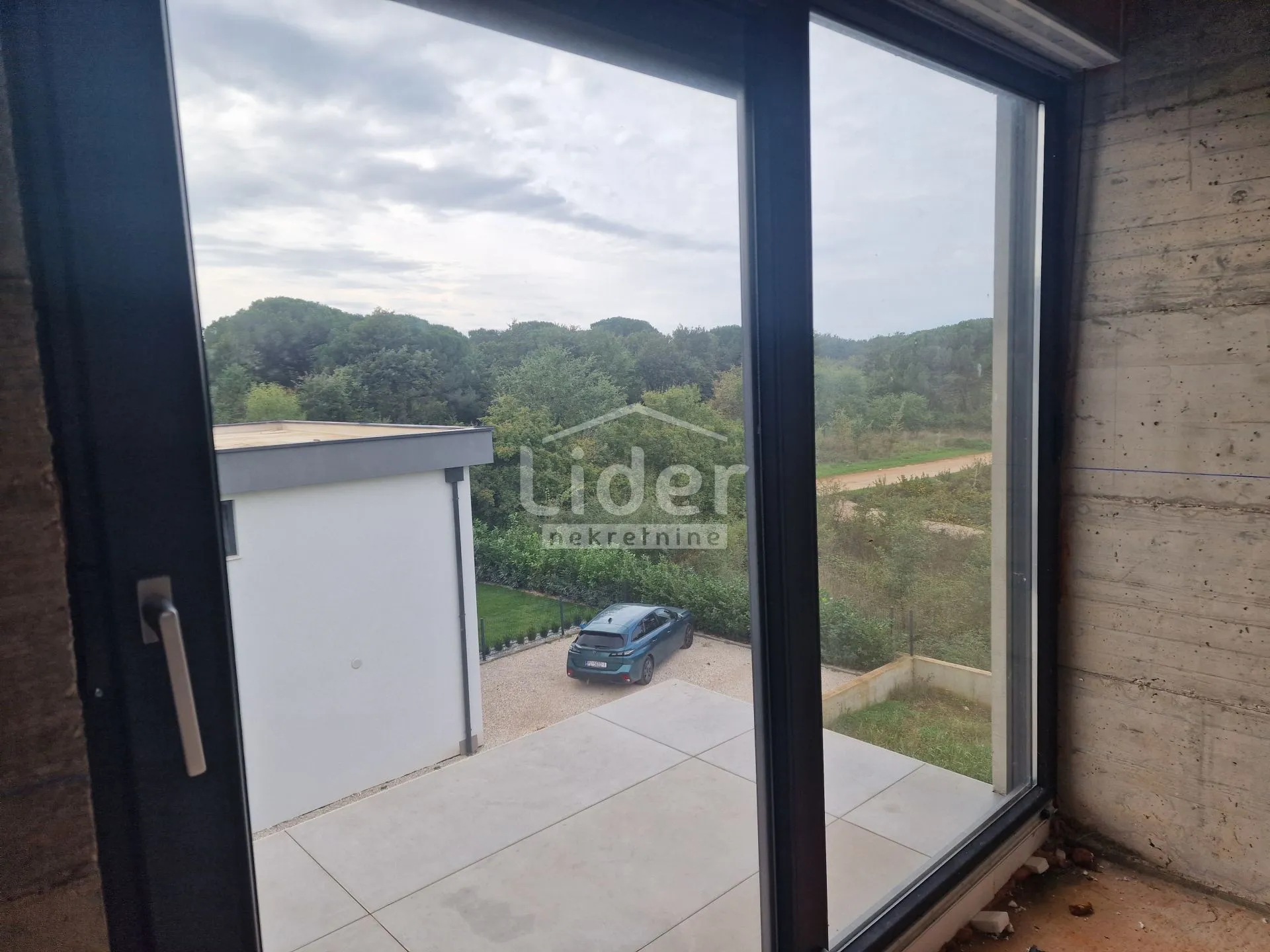 poreč - novogradnja na izvrsnoj lokaciji! - slika 2