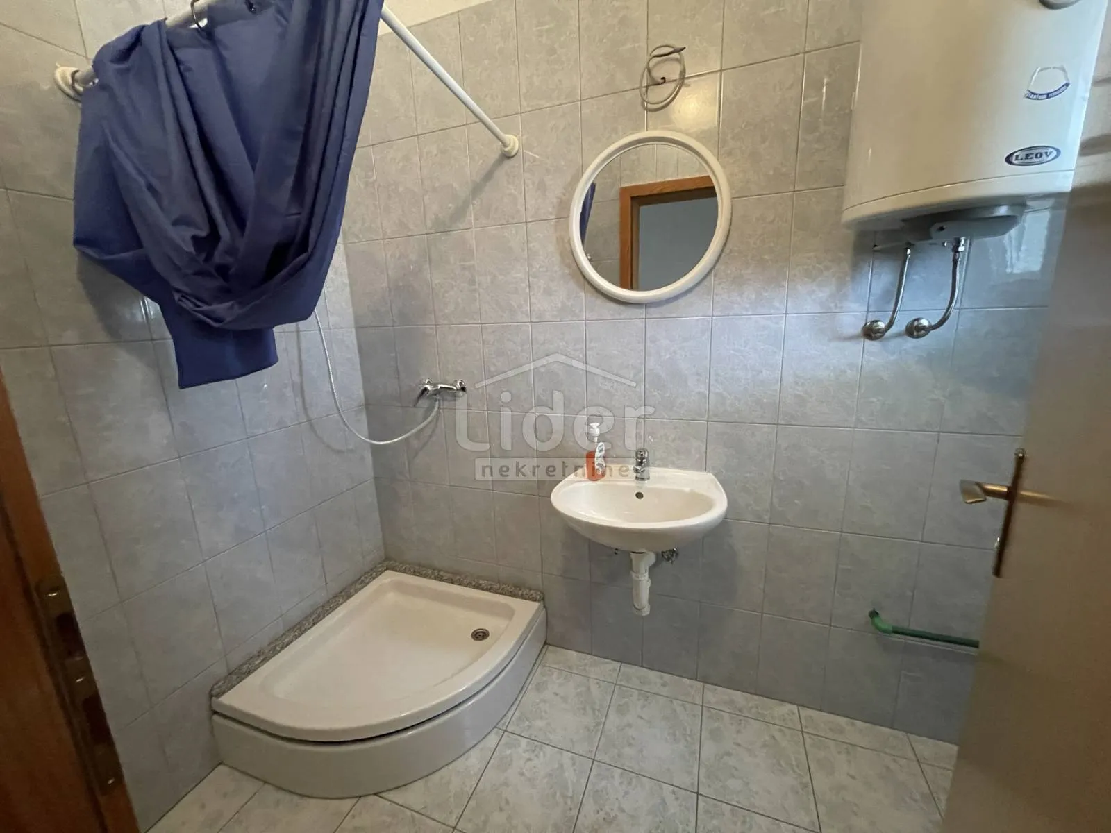 kuća sa 6 apartmana i pogledom na more - slika 5