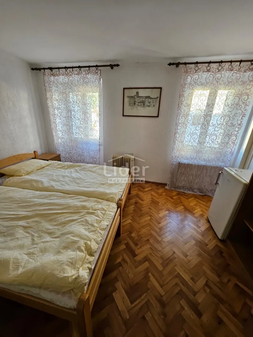 cres, centar, 15 m od mora! - slika 2