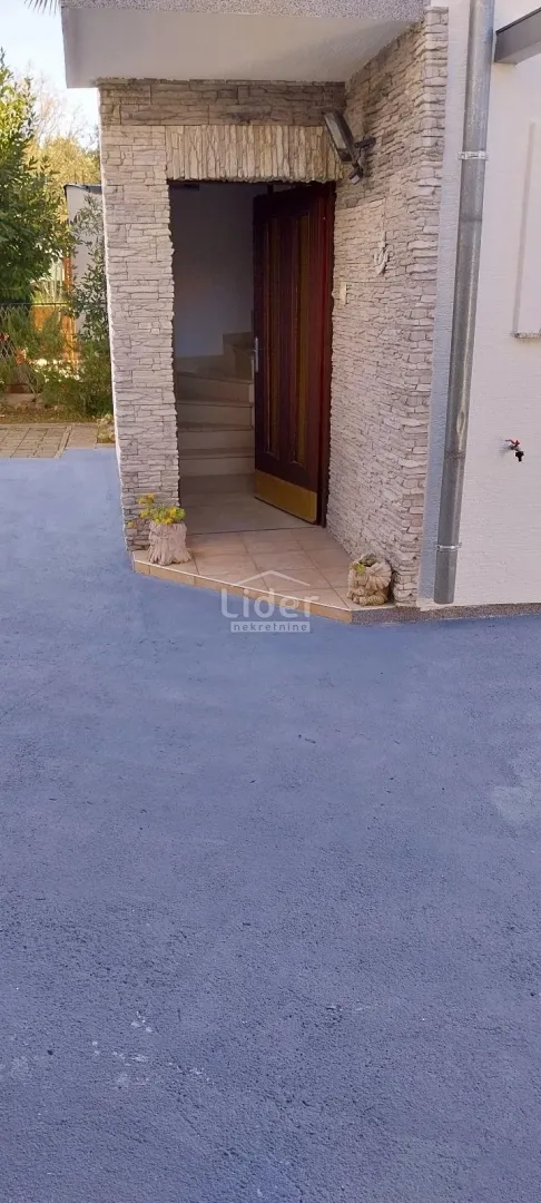 malinska odlična kuća s 5 apartmana - slika 14