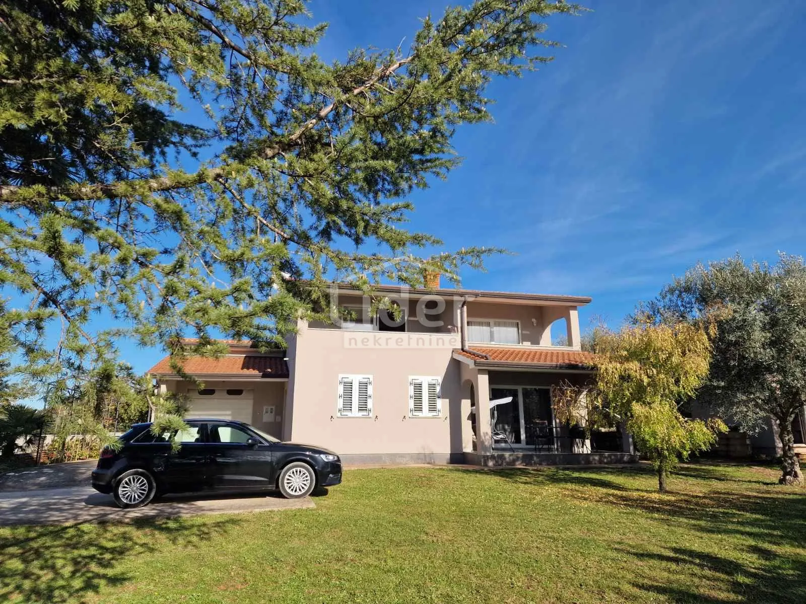 POREČ kuća sa velikom, prekrasnom okućnicom