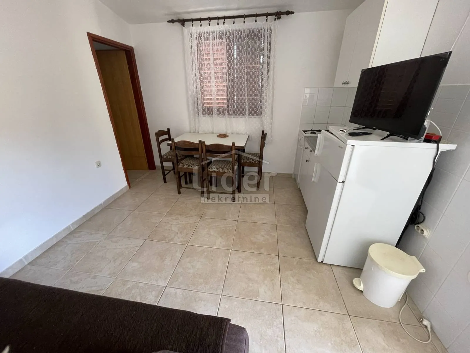 donji karin, kuću sa 5 apartmana prodajemo - slika 7