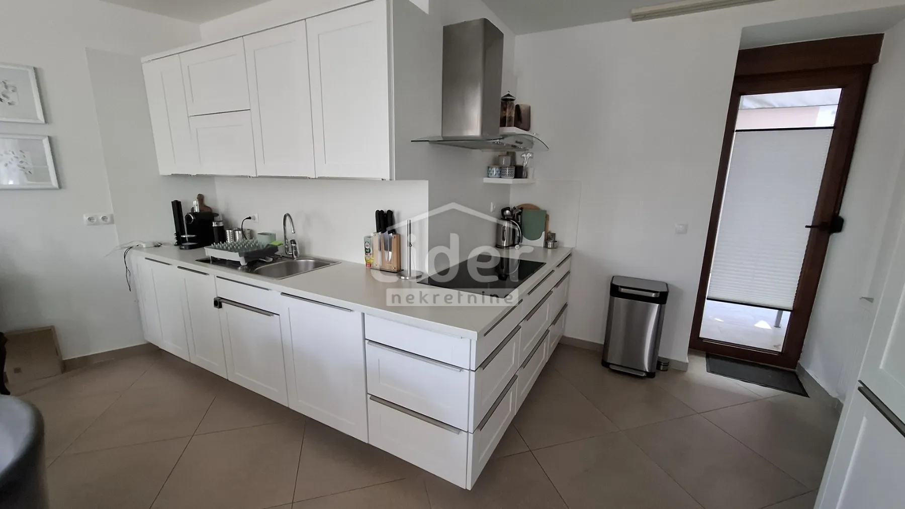 crikvenica-prostran stan s dodatnim apartmanom - slika 6