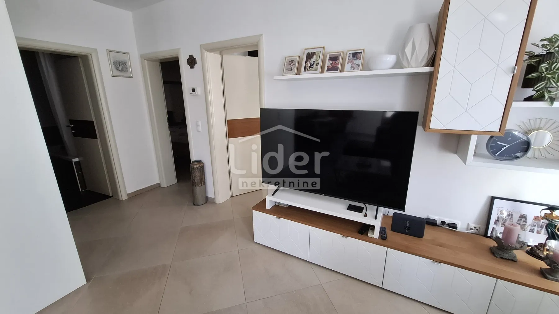 crikvenica-prostran stan s dodatnim apartmanom - slika 10