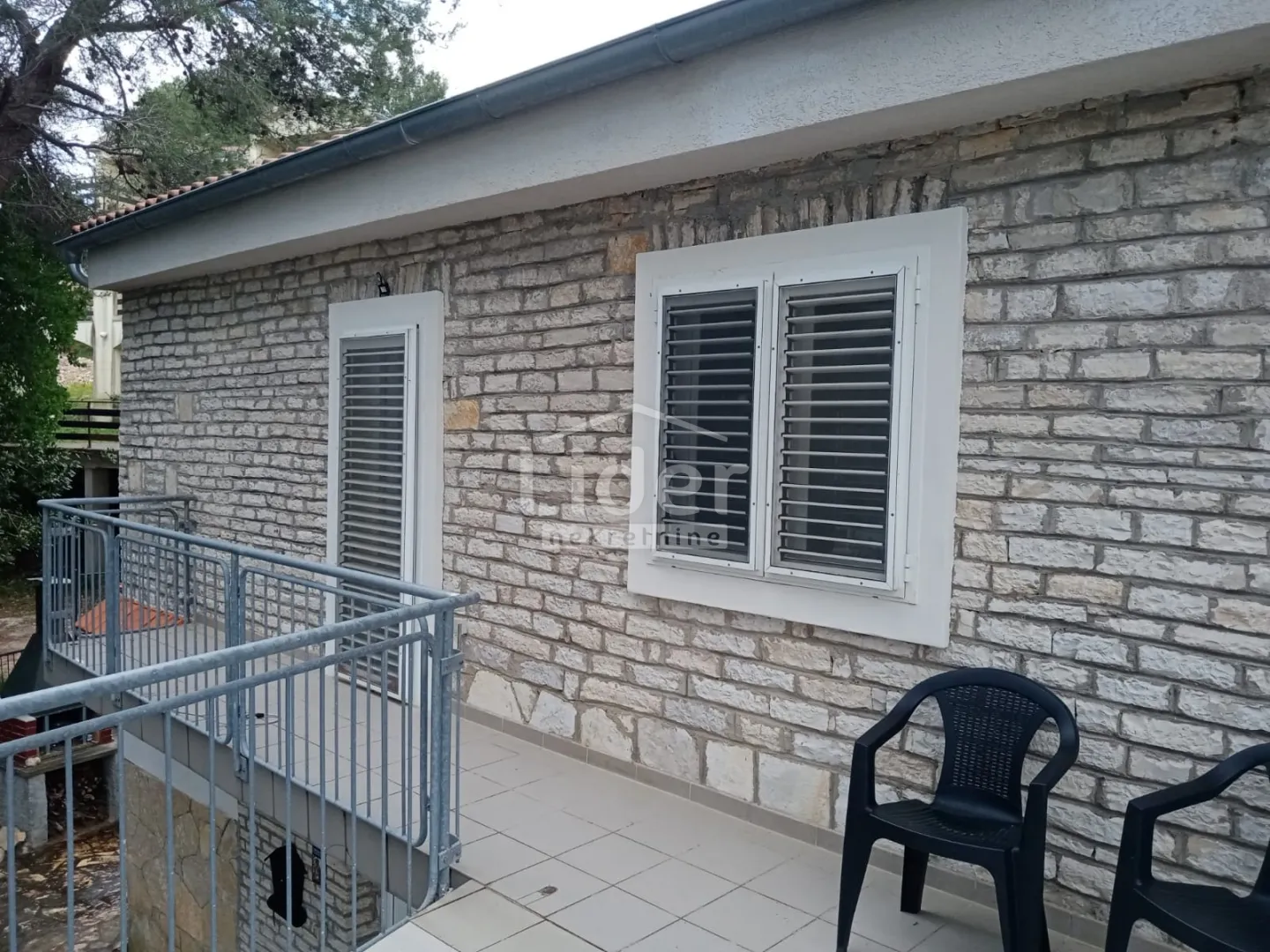 donji karin, samostojeća kuća sa dva stana prodaja - slika 11
