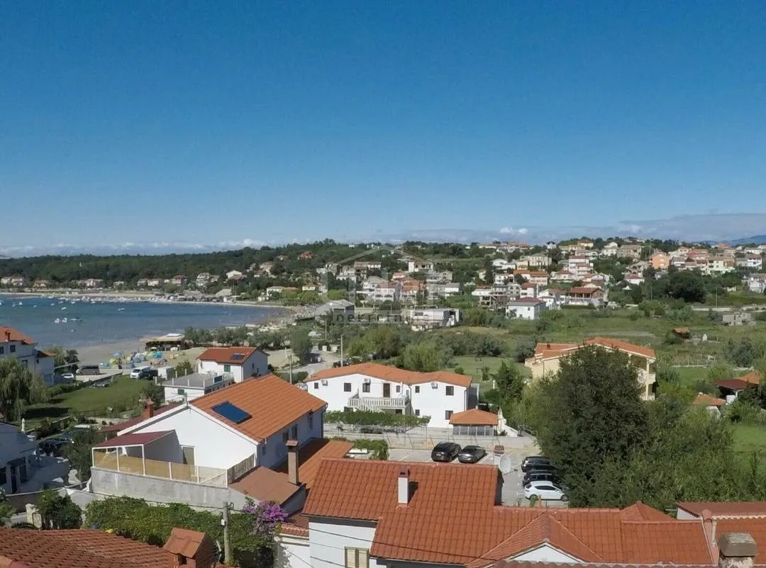 Apartmanska kuća na samoj plaži u Loparu