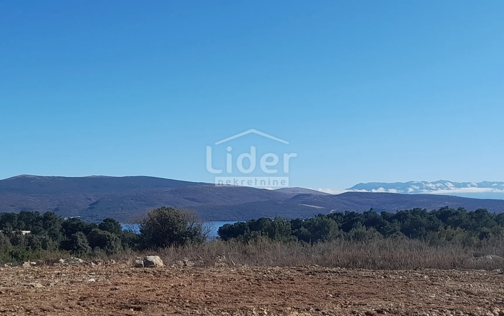 otok krk,grad krk- građevinsko zemljište s pogledom na more 732m2 - slika 2
