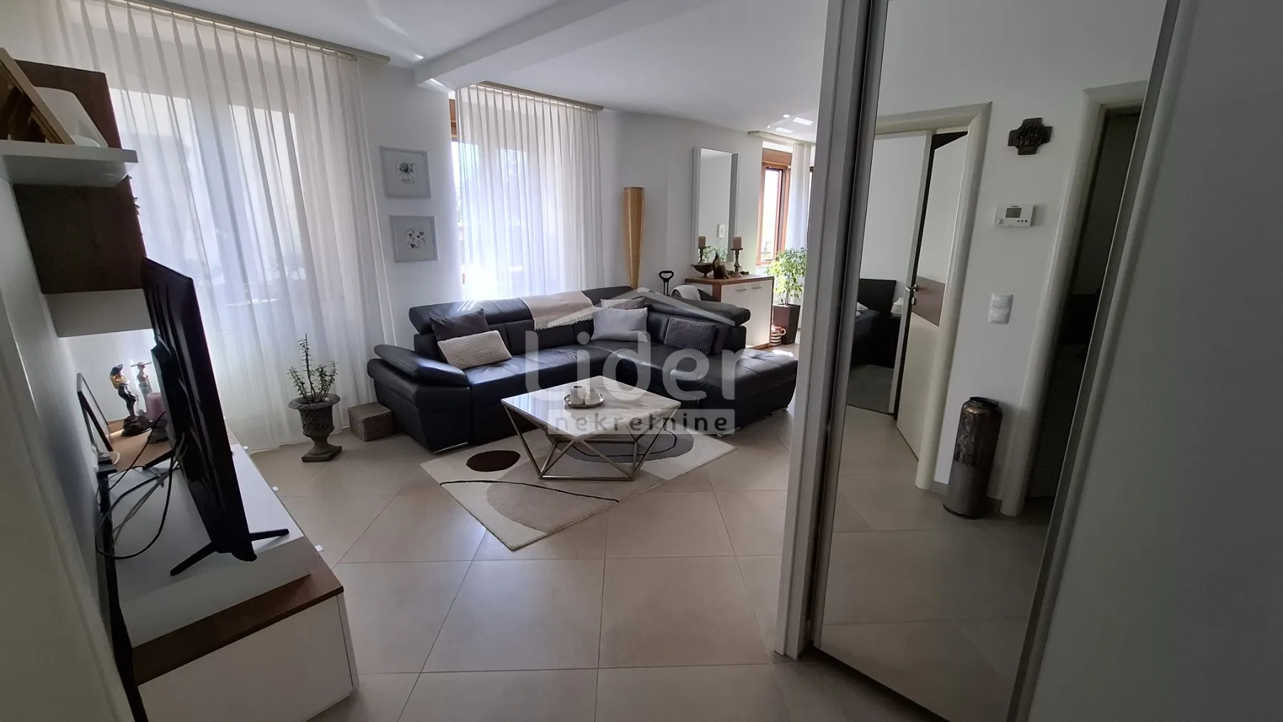 crikvenica-prostran stan s dodatnim apartmanom - slika 2