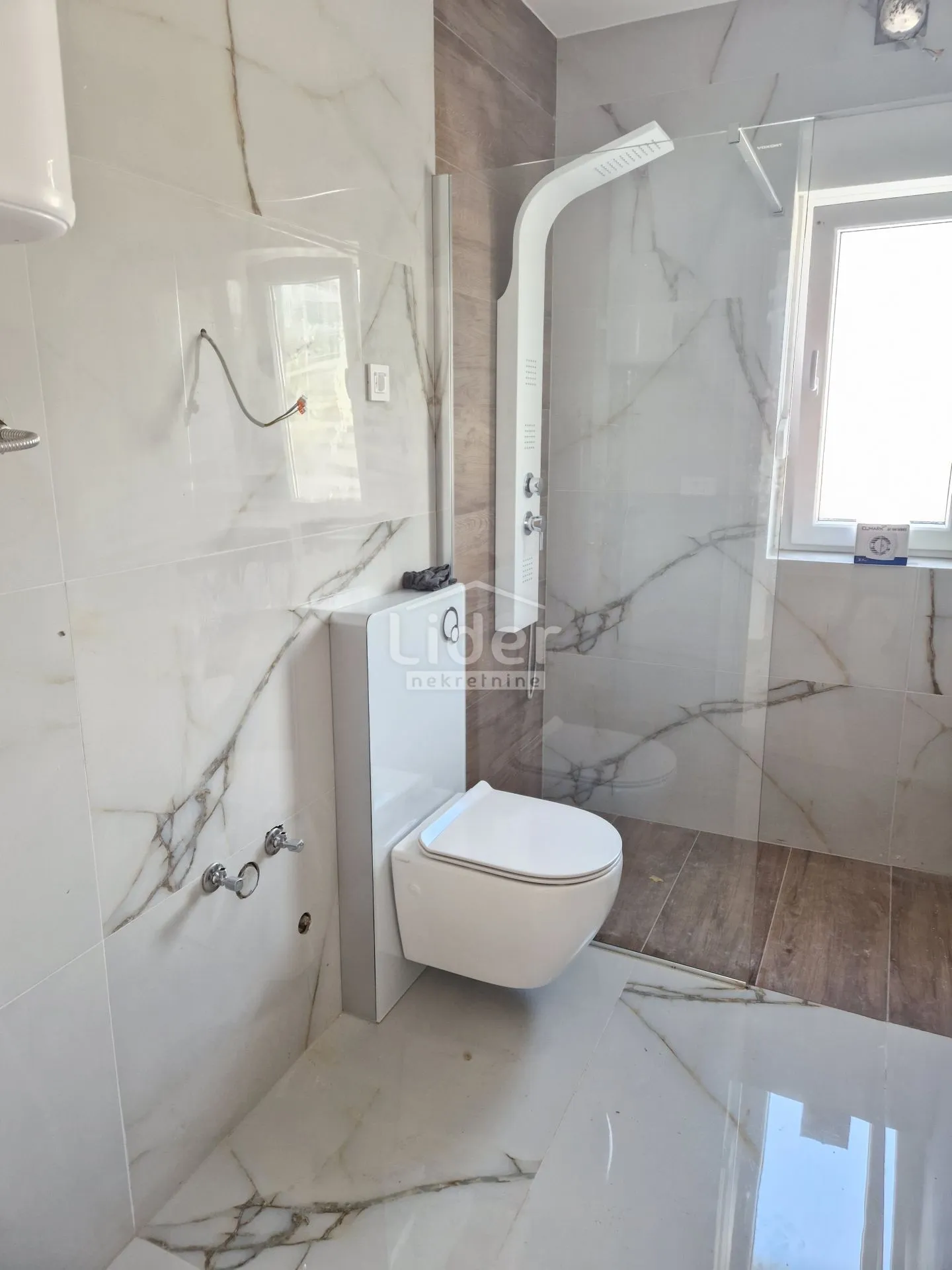 apartman u palitu sa velikom krovnom terasom - slika 25