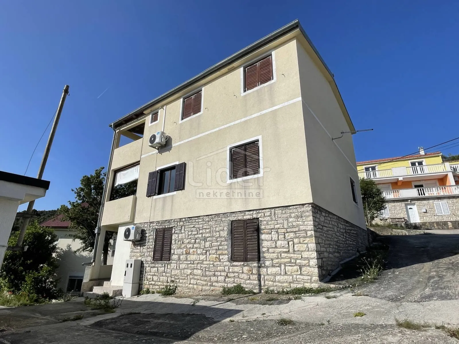 donji karin, kuću sa 5 apartmana prodajemo - slika 2