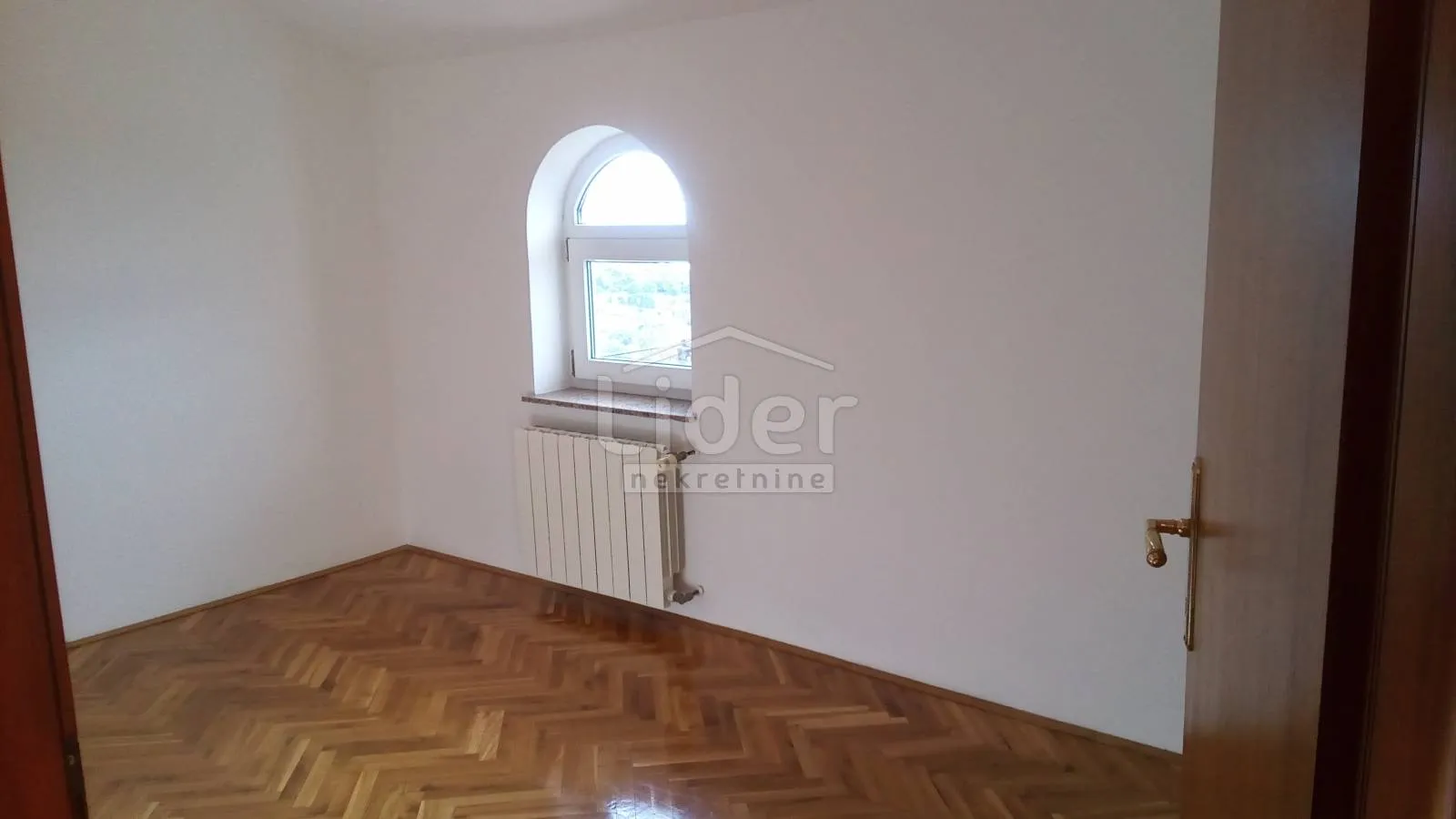 dvoetažni stan sa pogledom na more - slika 13