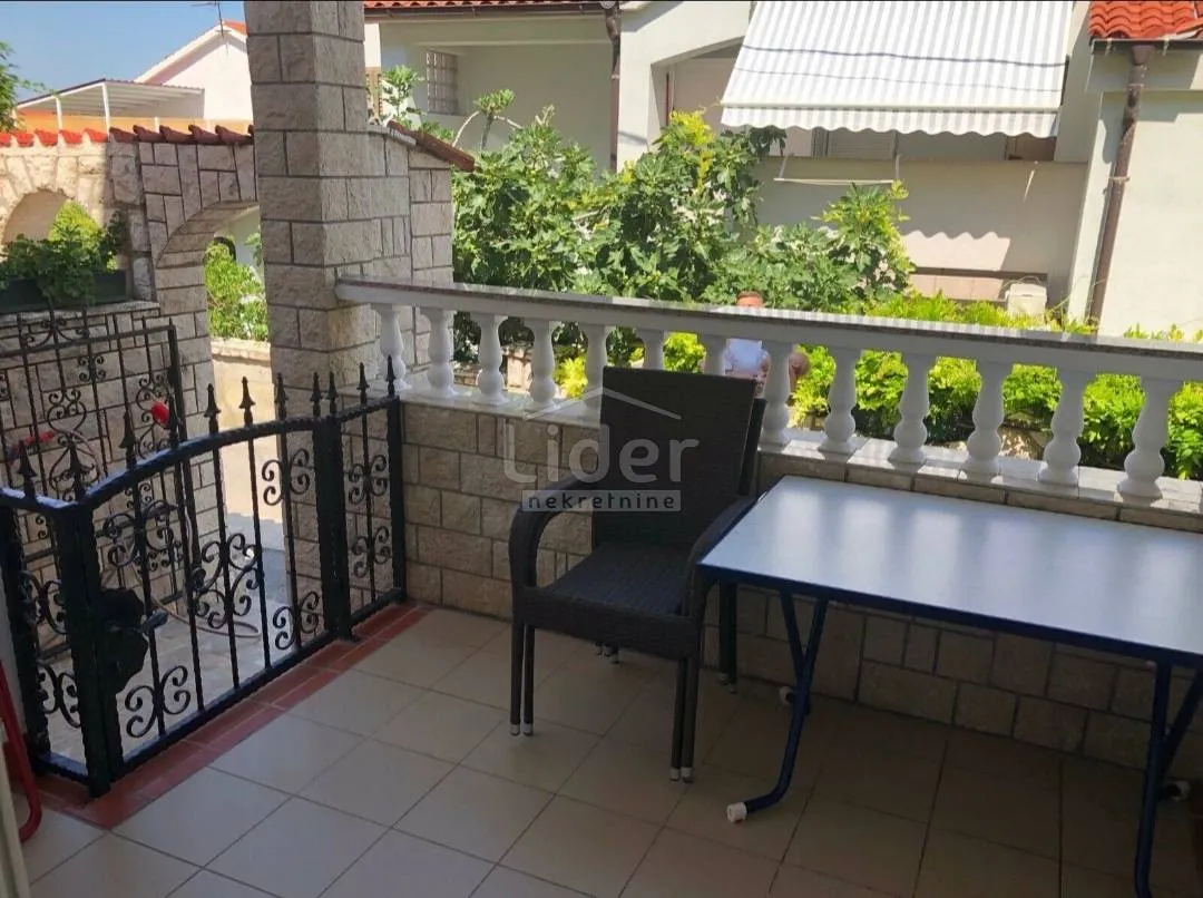 apartmanska kuća na samoj plaži u loparu - slika 3