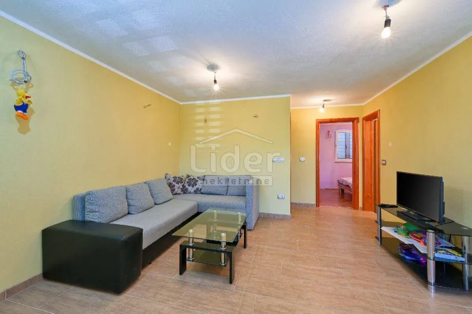 malinska kuća s 2 stana i okućnicom od 330m2 - slika 3