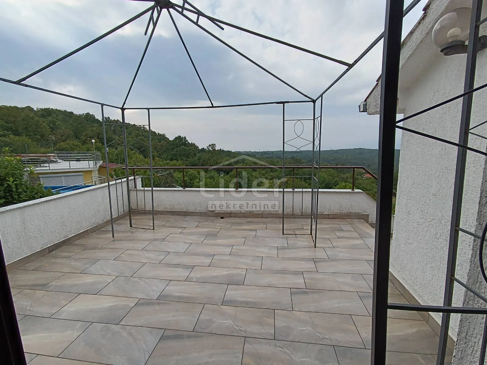 kuća s bazenom, saršoni - slika 28