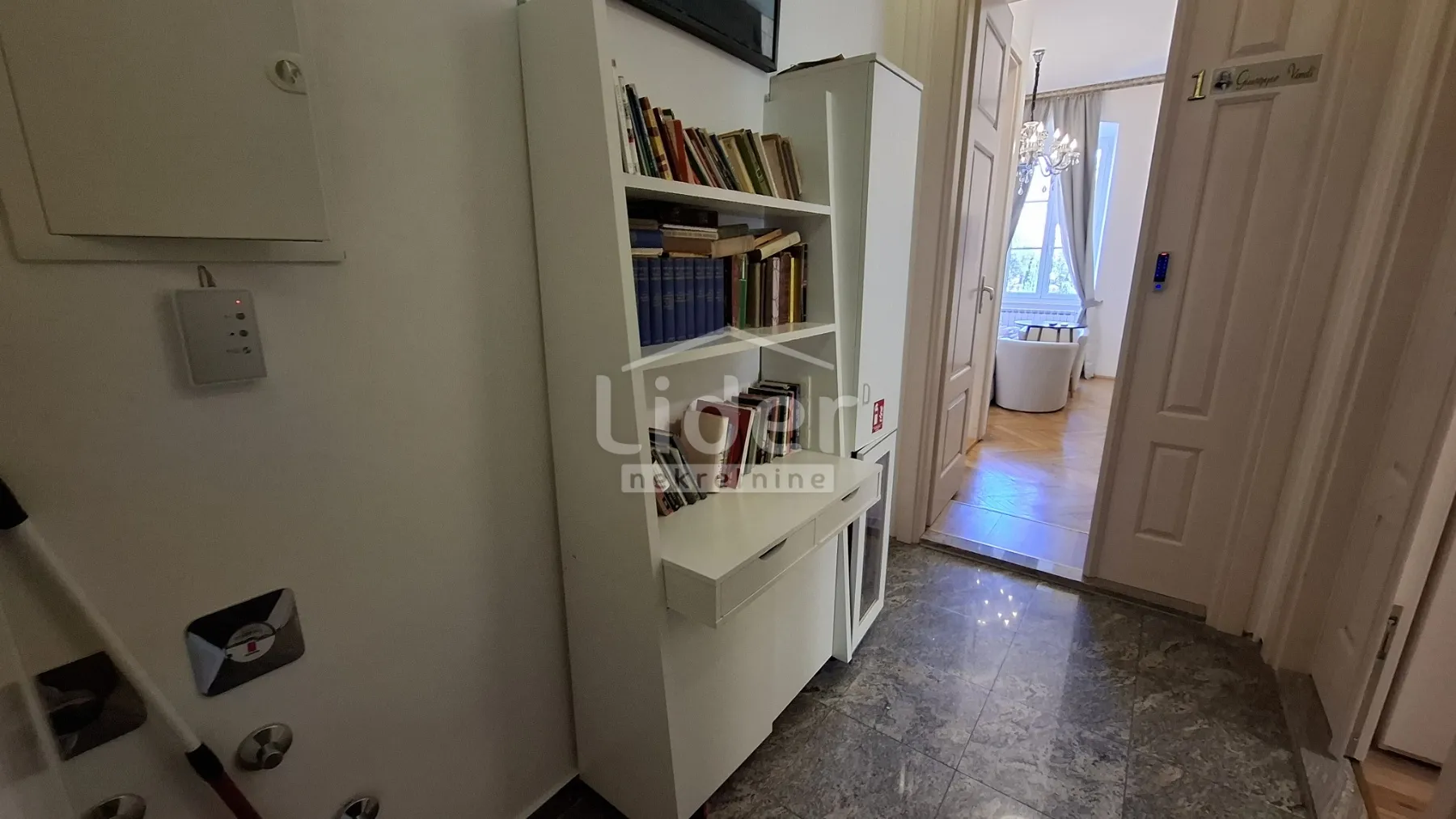 centar - 2 studio apartmana - slika 16