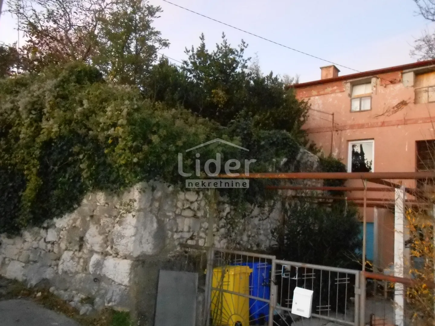 grižane dvije kamene kuće i kućica u mirnom okruženju - slika 4