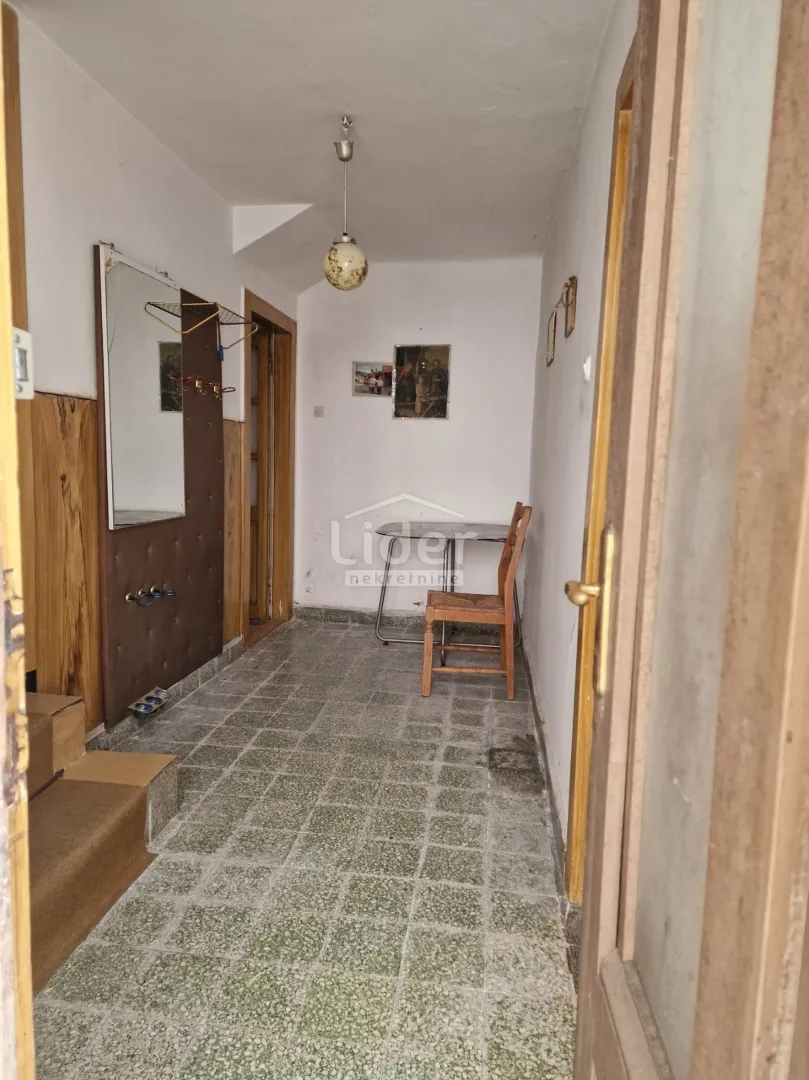 klana kuća u nizu s garažom i pomoćnom zgradom - slika 3