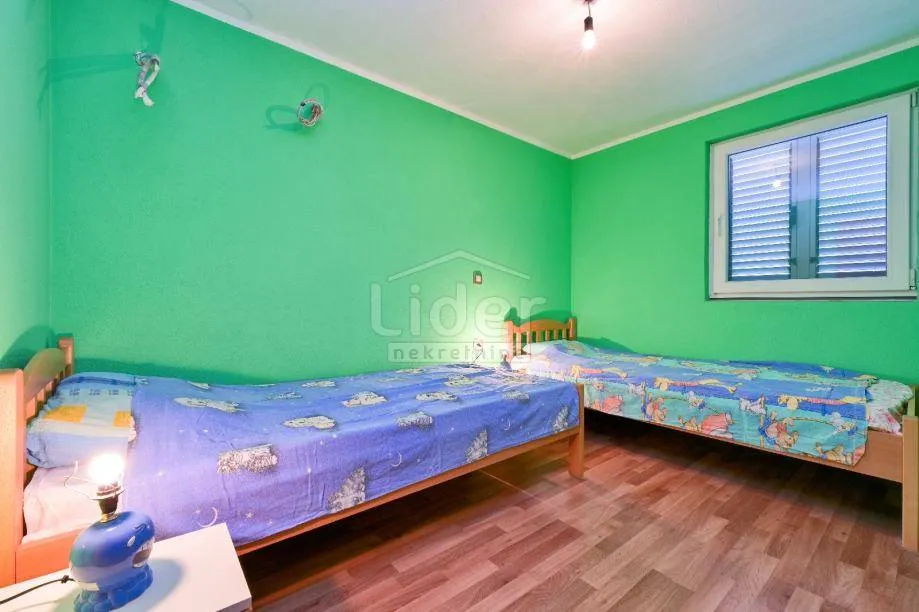 malinska kuća s 2 stana i okućnicom od 330m2 - slika 12