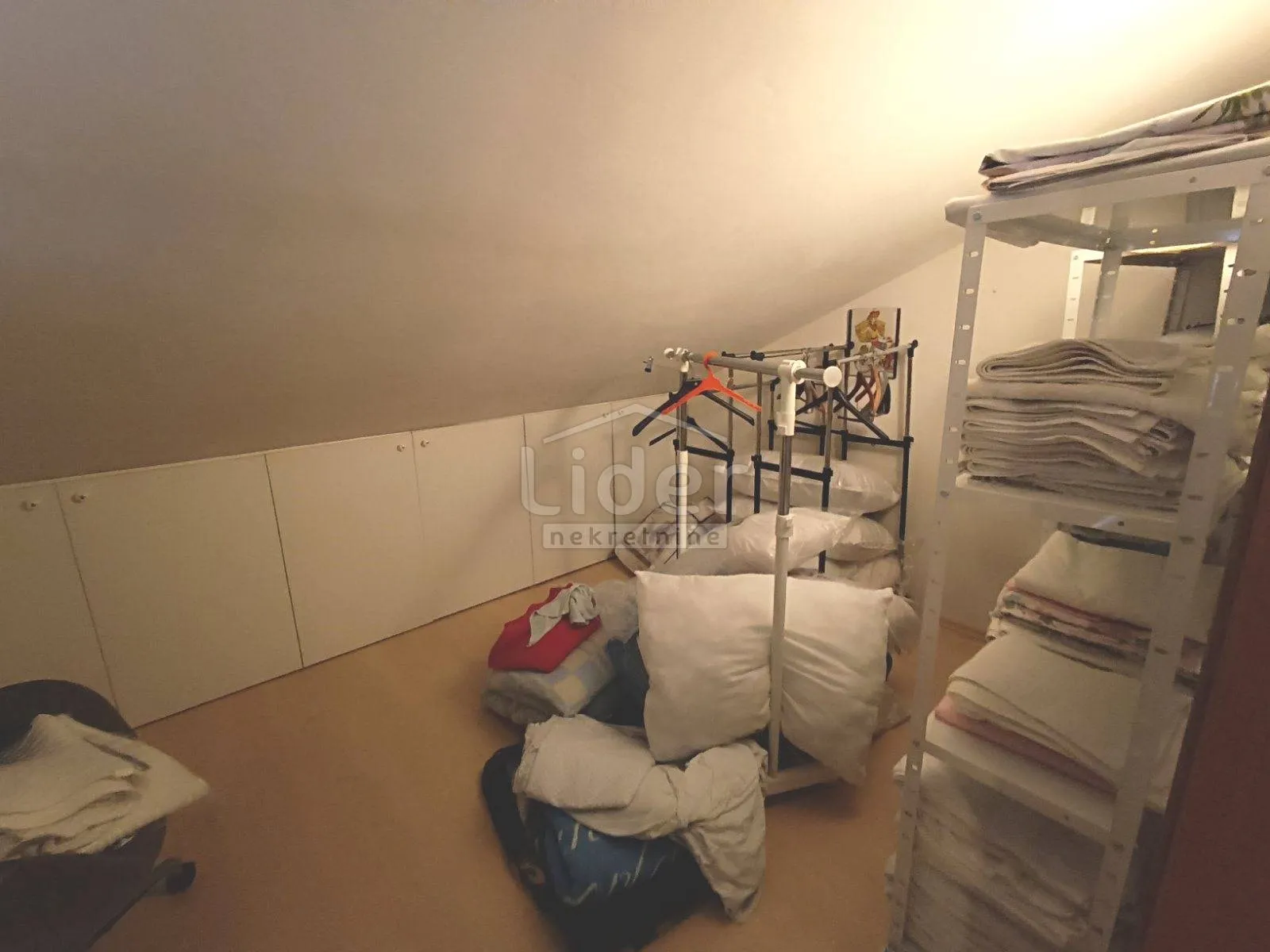 kuća s bazenom, saršoni - slika 15
