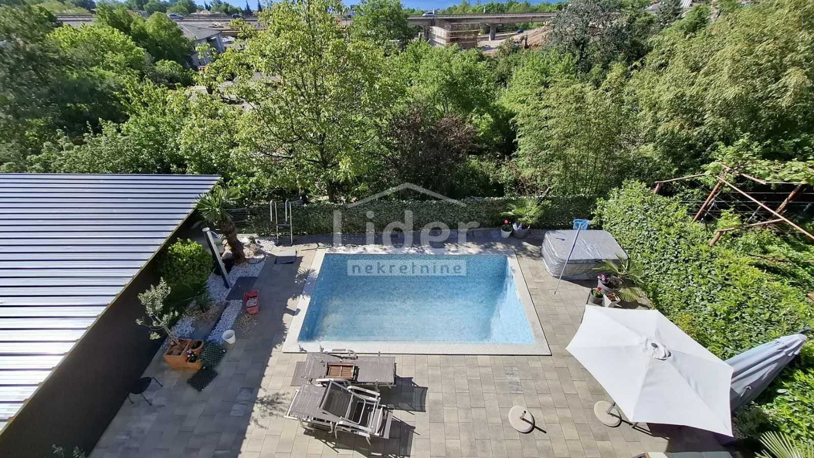 matulji-kuća sa tri apartmana - slika 20