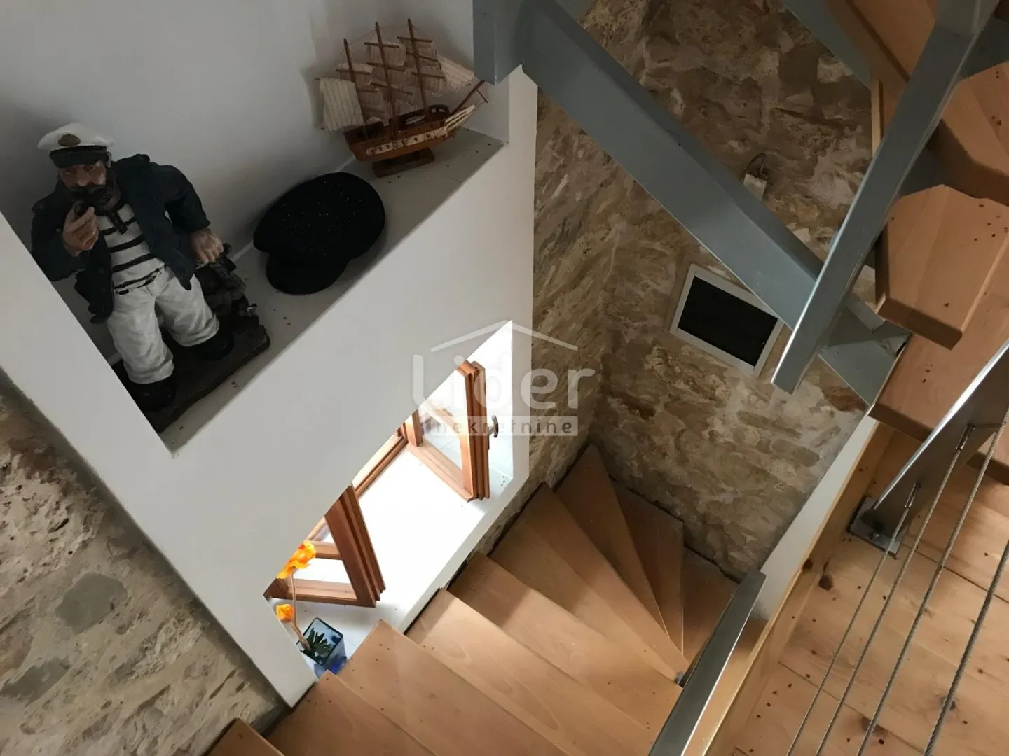 prekrasna kamena kuća s pogledom na more - slika 7