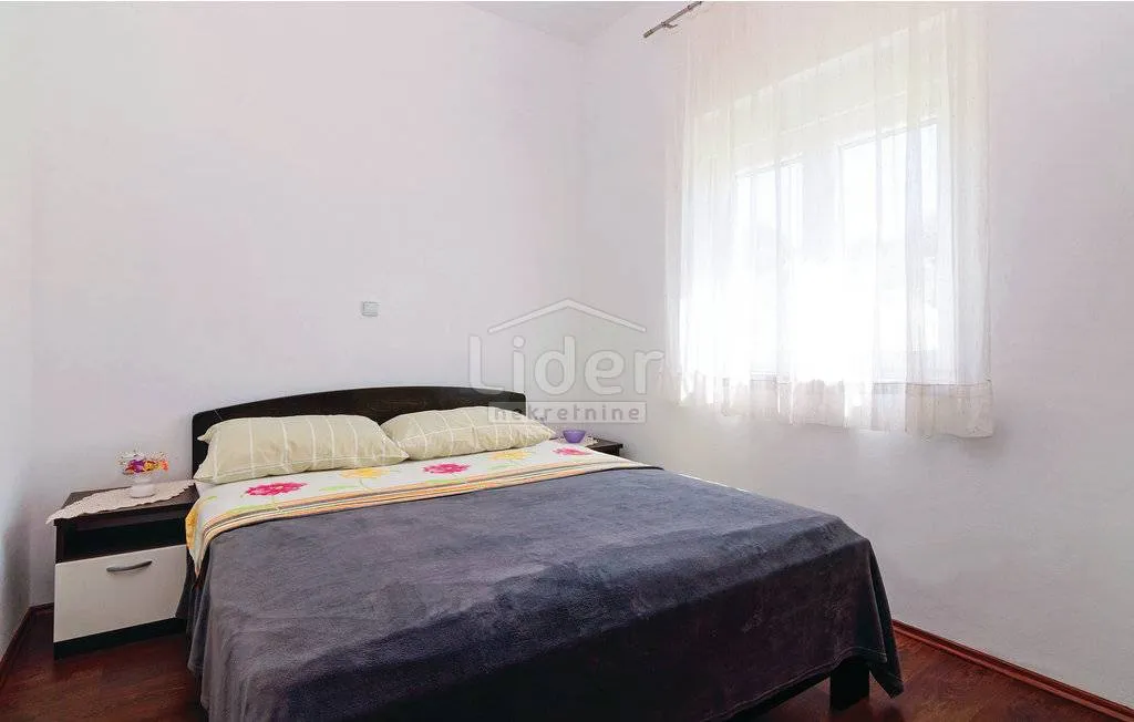 kuća sa 6 apartmana prvi red do mora - slika 17