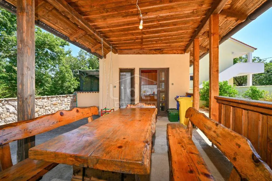 malinska kuća s 2 stana i okućnicom od 330m2 - slika 15