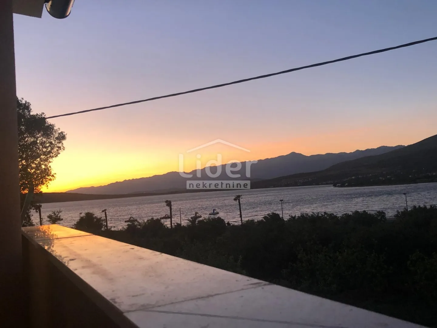 gornji karin, kuću u prvom redu do mora i plaže prodajemo - slika 12