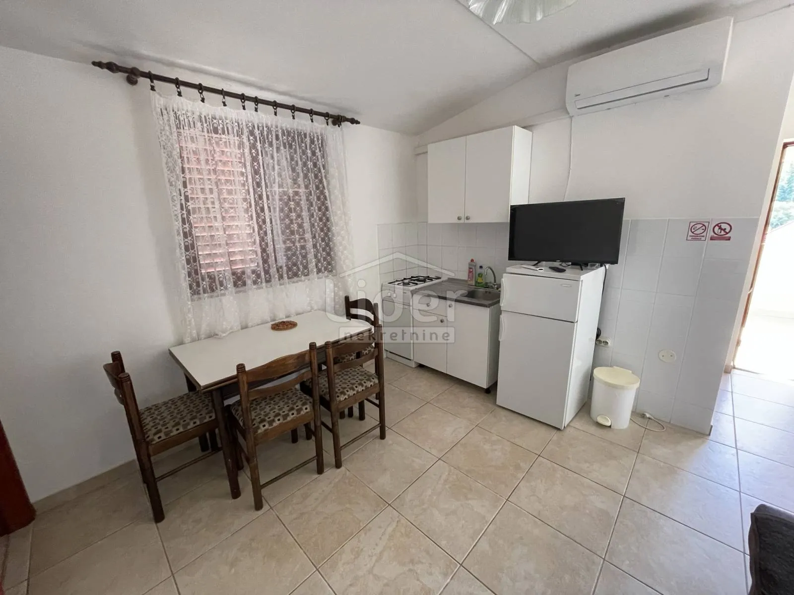 donji karin, kuću sa 5 apartmana prodajemo - slika 8