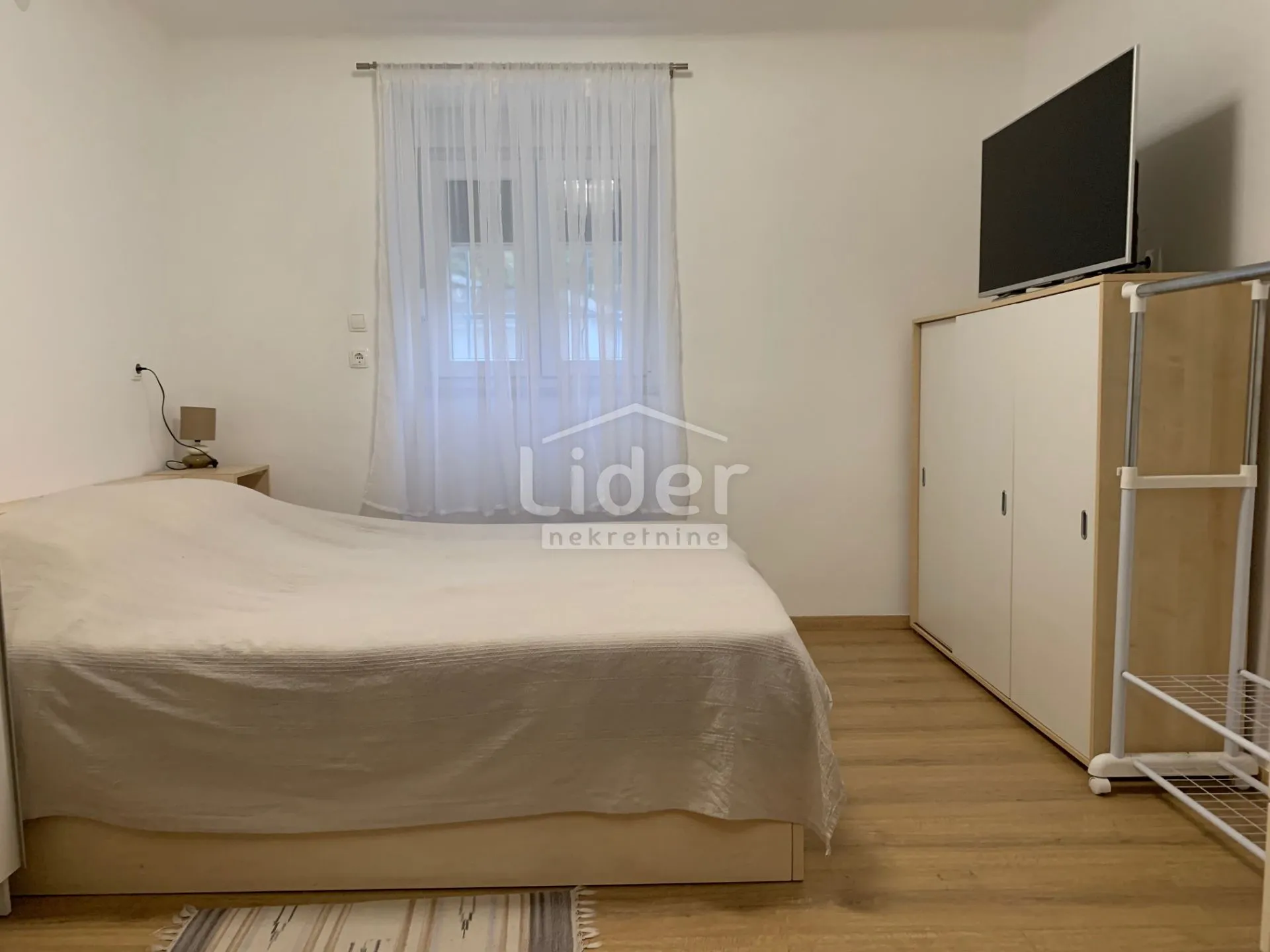 bulevard 3s+db, terasa, vrt, novoadaptiran, namješten! - slika 9